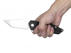 Nóż składany Ruike P138-B czarny Nóż Ruike P138 B to składany nóż typu kieszonkowego o wszechstronnym zastosowaniu. Nóż fabrycznie został zapakowany eleganckie pudełko, może być zatem idealnym pomysłem na prezent dla kolekcjonera lub miłośnika niewielkich noży typu EDC. Model jest w kolorze piaskowym. Cechy noża składanego Ruike P138 B: Wyposażony jest w wysokiej jakości ostrze typu Tanto ze stali 14C28N. Ma solidny i lekki korpus z okładzinami z tworzywa G10. Składana konstrukcja, ułatwiająca skryte przenoszenie. Wyposażony jest w klips mocujący do kieszeni lub pasa. Wbudowany Flipper pełni również rolę jelca. Ułatwione rozkładanie dzięki zaimplementowaniu łożysk kulkowych. Wyposażony jest w solidną blokadę Frame-Lock. Solidne ostrze ze stali nierdzewnej Głownia noża została wykonana ze stali nierdzewnej Sandvik 14C28N, dzięki czemu będzie on długo trzymać ostrość oraz będzie łatwe przy ponownym naostrzeniu. Za pomocą wbudowanego Flippera będziesz w stanie szybko i bezproblemowo otworzyć nóż. Rękojeść i okładziny Futurystycznie wyglądająca rękojeść noża została wykonana w całości z tworzywa G10, którą cechuje odporność na zarysowania i niekorzystne warunki atmosferyczne. Jego powierzchnia ma szorstką, antypoślizgową fakturę. Klips mocujący Nóż wyposażono w jednostronny klips, dzięki któremu możesz go przypiąć do krawędzi kieszeni lub kurtki, wyposażenia oraz za pas od spodni. Blokada Frame-Lock Nad bezpieczeństwem użytkowania czuwa blokada Frame-Lock. Zapobiega ona niekontrolowanemu otwarciu noża, np. w kieszeni spodni. Dane techniczne: Blokada ostrza Liner lock Profil głowni Tanto Twardość stali [HRC] 58-60 Typ noża składany Typ otwierania flipper Klips do noszenia jest Odporność na korozję wysoka Typ szlifu wklęsły Wspomaganie otwarcia jest / łożyskowe Zastosowanie (przeznaczenie) EDC, taktyczne Długość całkowita [mm] 221 Długość głowni [mm] 90 Długość po złożeniu [mm] 131 Grubość głowni [mm] 3,5 Masa [g] 158 Okres gwarancyjny 5 lat producenta Producent Ruike, Chiny EAN 6942870370927 Symbol dostawcy P138-B