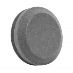 Lansky LPUCK - idealna osełka dla osób używających w lesie siekier i maczet Lansky LPUCK to ostrzałka która powinna obowiązkowo znaleźć się na wyposażeniu każdej osoby, która często w terenie używa siekiery, maczety lub saperki. Lansky LPUCK to kamienna osełka o dwóch gradacjach za pomocą której bez problemu podczas twojego biwaku, bushcraftu czy też po prostu w ogrodzie skutecznie naostrzysz swoje narzędzia. Kamień w ostrzałce Lansky LPUCK posiada dwie gradacje: coarse 120 oraz medium 280, dzięki czemu naostrzymy skutecznie każde ostrze. LPUCK został wykonany z kamienia o nazwie Korund, który jest bardzo trwałym oraz twardym kamienieniem syntetycznym (tlenek glinu) który jest powszechnie wykorzystywany jako materiał ścierny i polerski. Osełka Lansky ma owalny kształt, który zdecydowanie ułatwia ostrzenie ruchem okrężnym dużych narzędzi outdoorowych.