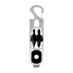Brelok Multitool Nite Ize Microtool DoohicKey® Ratchet Key Tool to zestaw 9 najpotrzebniejszych narzędzi w formie poręcznego key toola, którego łatwo możemy doczepić do kluczy lub szlufki za pomocą wbudowanego karabińczyka. Cechy breloka Nite Ize Microtool DoohicKey: Wyposażony w 9 narzędzi; małe rozmiary ułatwiają mocowanie i przenoszenie w formie breloka; lekka i wytrzymała konstrukcja ze stali nierdzewnej; wbudowany karabińczyk; wymiary: 24 mm x 103 mm x 10 mm; waga: 47 g. Najistotniejszym narzędziem, w które został wyposażony Multitool Nite Ize Microtool DoohicKey® to klucz z grzechotką do odkręcania śrubek znajdującym się na jednym z końców narzędzia wielofunkcyjnego. Microtool w formie poręcznego key toola został wykonany z wytrzymałej stali nierdzewnej, dzięki czemu jest odporny na niekorzystne warunki atmosferyczne np. kiedy jest doczepiony do plecaka turystycznego. Użytkownik breloka Nite Ize Microtool DoohicKey ma do dyspozycji następujące narzędzia: Dwa śrubokręty krzyżakowe; dwa śrubokręty płaskie; linijkę (metryczna/calowa); klucz nasadkowy w dwóch rozmiarach; otwieracz do butelek; mini łom do podważania. Kompaktowych rozmiarów microtool Nite Ize w formie breloka to doskonała alternatywa dla osób, które nie potrzebują nosić przy sobie dużego i ciężkiego multitoola, a jedynie najprostsze i najpotrzebniejsze narzędzia.
