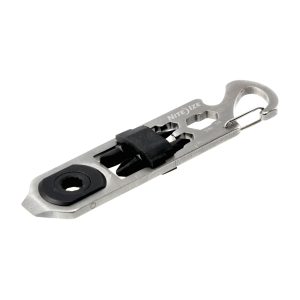 Brelok Multitool Nite Ize Microtool DoohicKey® Ratchet Key Tool to zestaw 9 najpotrzebniejszych narzędzi w formie poręcznego key toola, którego łatwo możemy doczepić do kluczy lub szlufki za pomocą wbudowanego karabińczyka. Cechy breloka Nite Ize Microtool DoohicKey: Wyposażony w 9 narzędzi; małe rozmiary ułatwiają mocowanie i przenoszenie w formie breloka; lekka i wytrzymała konstrukcja ze stali nierdzewnej; wbudowany karabińczyk; wymiary: 24 mm x 103 mm x 10 mm; waga: 47 g. Najistotniejszym narzędziem, w które został wyposażony Multitool Nite Ize Microtool DoohicKey® to klucz z grzechotką do odkręcania śrubek znajdującym się na jednym z końców narzędzia wielofunkcyjnego. Microtool w formie poręcznego key toola został wykonany z wytrzymałej stali nierdzewnej, dzięki czemu jest odporny na niekorzystne warunki atmosferyczne np. kiedy jest doczepiony do plecaka turystycznego. Użytkownik breloka Nite Ize Microtool DoohicKey ma do dyspozycji następujące narzędzia: Dwa śrubokręty krzyżakowe; dwa śrubokręty płaskie; linijkę (metryczna/calowa); klucz nasadkowy w dwóch rozmiarach; otwieracz do butelek; mini łom do podważania. Kompaktowych rozmiarów microtool Nite Ize w formie breloka to doskonała alternatywa dla osób, które nie potrzebują nosić przy sobie dużego i ciężkiego multitoola, a jedynie najprostsze i najpotrzebniejsze narzędzia.