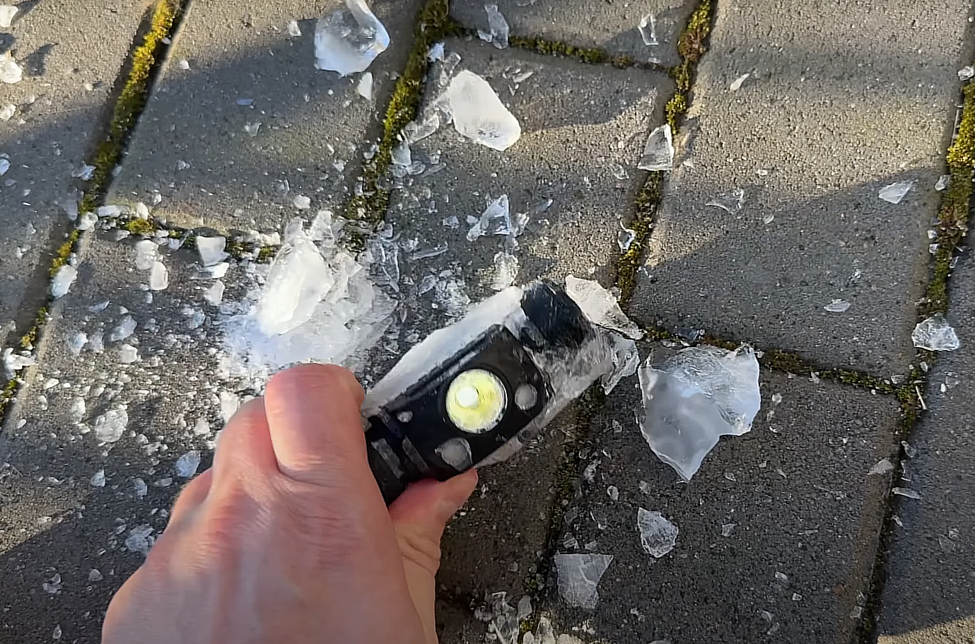 Latarka AceBeam h30 - test